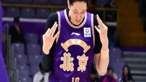TES战队夺冠捷报：赛场语音沸腾，BLG逆境翻盘，荣耀加冕！